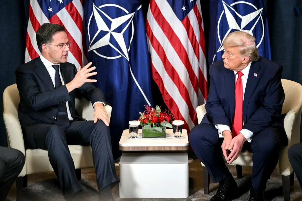 El presidente de Estados Unidos, Donald Trump, habla con el secretario general de la OTAN, Mark Rutte, durante una reunión bilateral al margen de la reunión anual del Foro Económico Mundial en Davos, el 21 de enero de 2026. (Mandel Ngan/AFP a través de Getty Images)