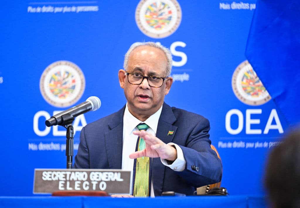 El secretario general electo de la OEA, Albert Ramdin, habla en una conferencia de prensa en Washington, D.C., el 10 de marzo de 2025. (ROBERTO SCHMIDT/AFP vía Getty Images)