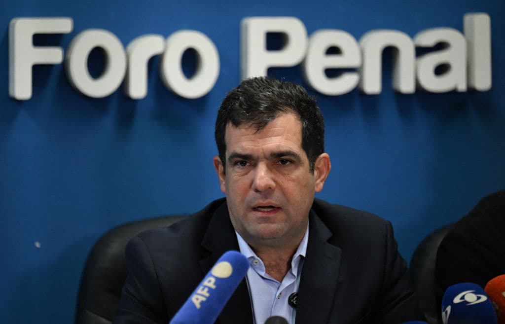 <em>El abogado venezolano Alfredo Romero, presidente de la ONG Foro Penal, habla durante una rueda de prensa en Caracas el 14 de noviembre de 2024. (JUAN BARRETO/AFP vía Getty Images)</em>