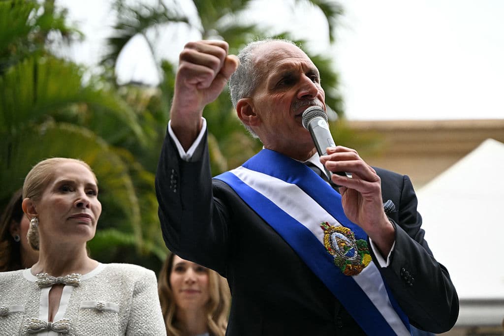 <em>El presidente de Honduras, Nasry Asfura, habla junto a su esposa, Lissette del Cid Fernández, tras la ceremonia de investidura en el Congreso hondureño, en Tegucigalpa, el 27 de enero de 2026. (JOHAN ORDONEZ / AFP a través de Getty Images)</em>