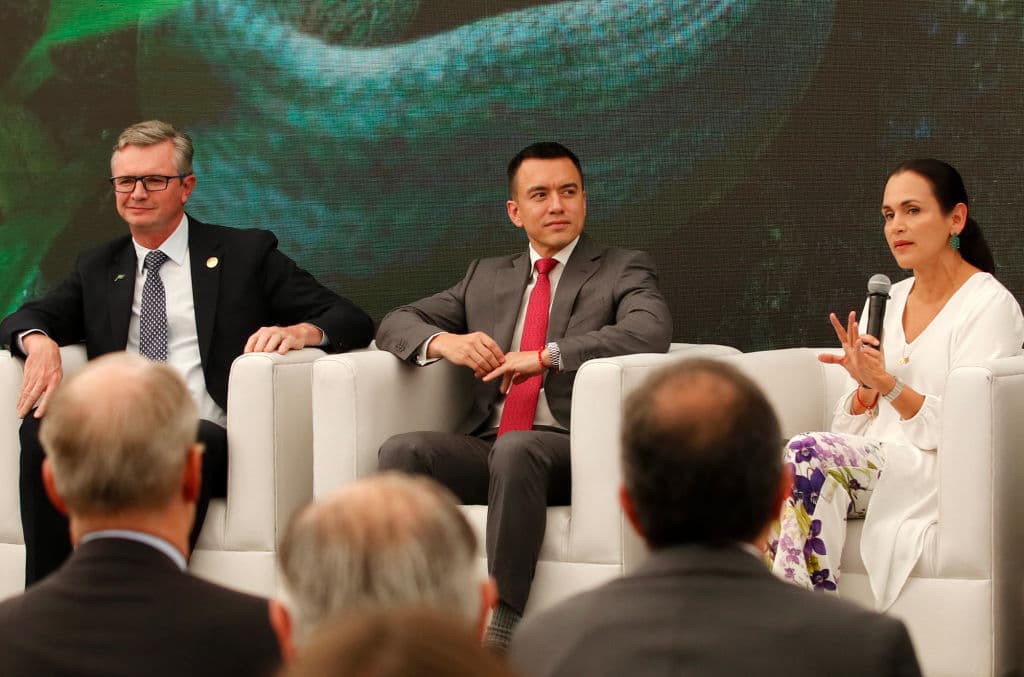 <em>La ministra de Medio Ambiente de Ecuador, Inés Manzano (der), junto al presidente de Ecuador, Daniel Noboa (centro), en el Jardín Botánico de Quito, el 17 de diciembre de 2024. (GALO PAGUAY/AFP a través de Getty Images)</em>