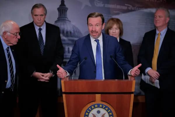 El senador Chris Murphy (D-Conn. ) habla durante una rueda de prensa con (de izquierda a derecha) los senadores Bernie Sanders (I-Vt.), Jeff Merkley (D-Ore.), Tina Smith (D-Minn.) y Chris Van Hollen (D-Md.) en el vigésimo noveno día del cierre del Gobierno federal en el Capitolio de los Estados Unidos, el 29 de octubre de 2025. (Chip Somodevilla/Getty Images).