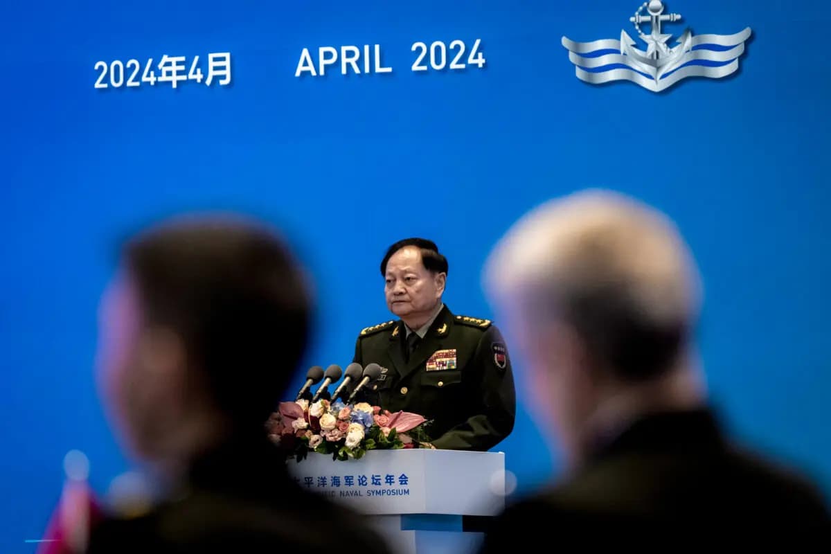 El general Zhang Youxia, vicepresidente de la Comisión Militar Central, habla en la inauguración del Simposio Naval del Pacífico Occidental en Qingdao, China, el 22 de abril de 2024. (Kevin Frayer/Getty Images).