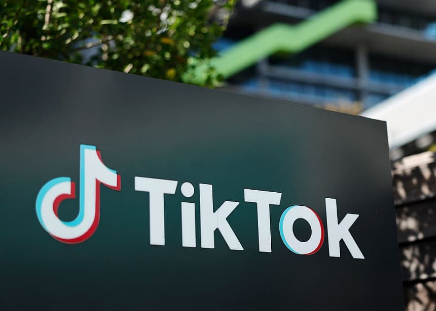 El logotipo de TikTok se muestra en una oficina de TikTok el 23 de enero de 2026 en Culver City, California. (Mario Tama/Getty Images)