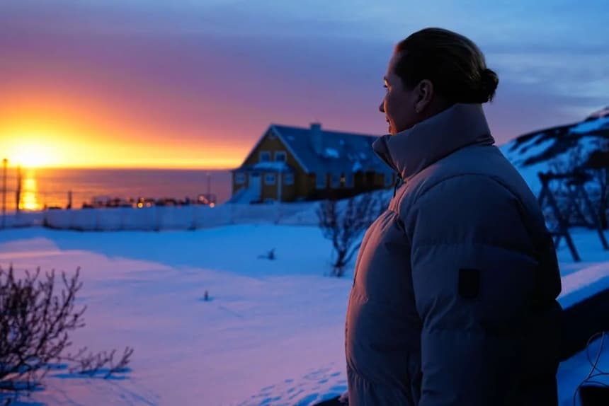 La primera ministra danesa, Mette Frederiksen, contempla la puesta de sol en Nuuk, Groenlandia, el 23 de enero de 2026. (Mads Claus Rasmussen/Ritzau Scanpix/AFP a través de Getty Images)