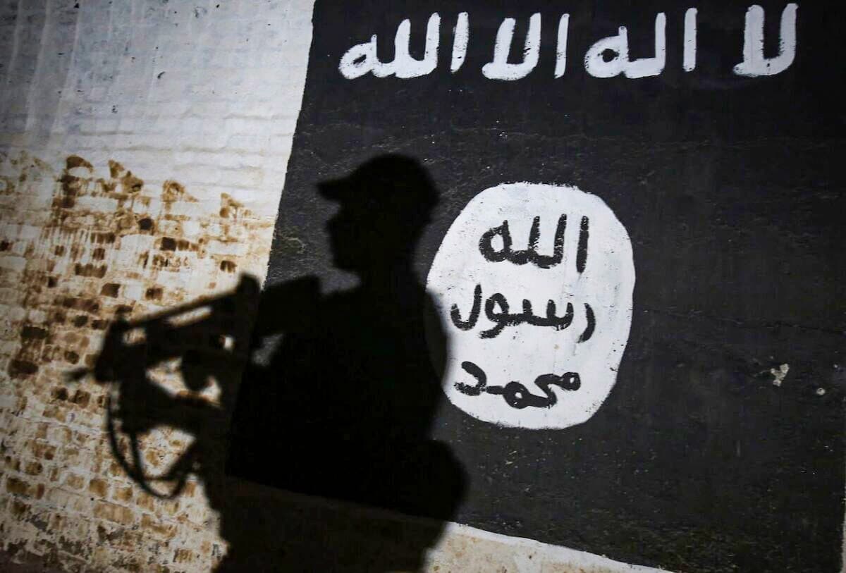 Un mural con el logotipo del grupo terrorista ISIS en la aldea de Albu Sayf, Irak, el 1 de marzo de 2017. (Ahmad Al-Rubaye/AFP vía Getty Images).