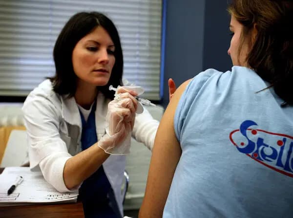 <em>Una enfermera administra la vacuna contra la gripe en la ciudad de Nueva York el 11 de noviembre de 2002. (Robert Giroux/Getty Images)</em>