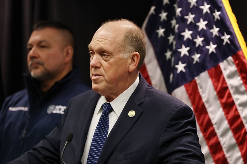 El zar de la frontera, Tom Homan, habla durante una conferencia de prensa sobre las operaciones de control migratorio en curso, en Minneapolis, Minnesota, el 29 de enero de 2026. (Scott Olson/Getty Images)