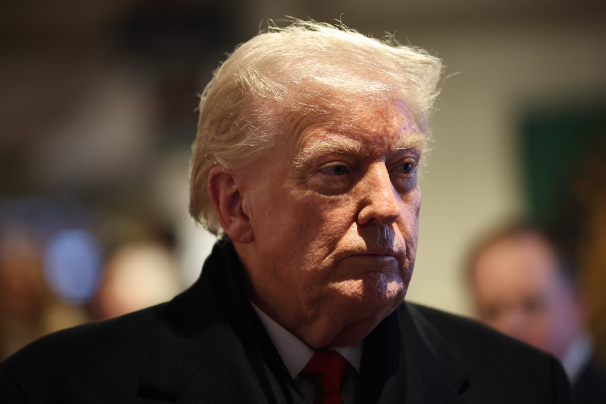 <em>El presidente de los Estados Unidos, Donald Trump, observa mientras visita el restaurante Machine Shed el 27 de enero de 2026 en Urbandale, Iowa. (Win McNamee/Getty Images)</em>