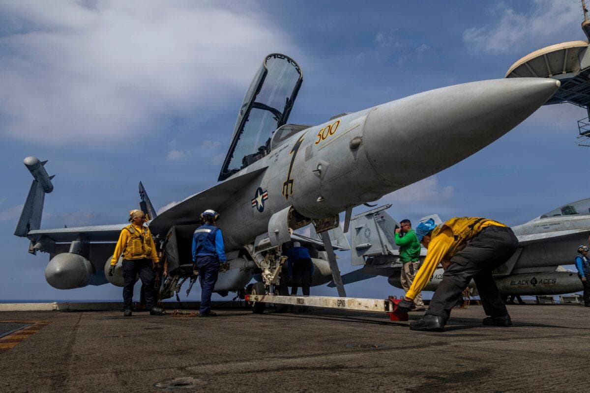 Marineros preparan un Boeing EA-18G Growler en la cubierta de vuelo del portaaviones USS Abraham Lincoln en el océano Índico el 21 de enero de 2026. (Marinero especialista en comunicación de masas Daniel Kimmelman/Marina de Estados Unidos a través de AP).