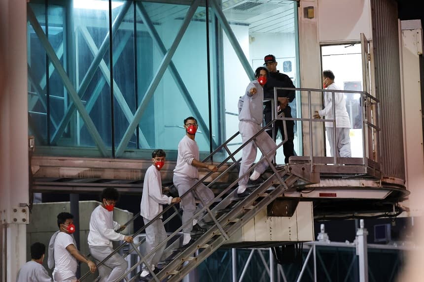 Migrantes venezolanos deportados suben las escaleras hacia la pasarela después de desembarcar del vuelo de repatriación en el Aeropuerto Internacional Simón Bolívar el 20 de febrero de 2025 en La Guaira, Venezuela. (Javier Campos/Getty Images)