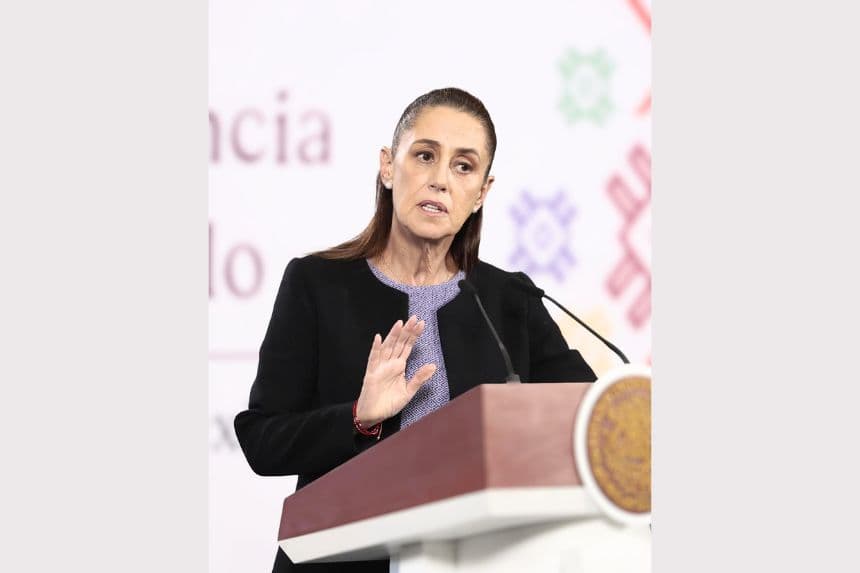 La presidenta de México, Claudia Sheinbaum, habla durante una rueda de prensa este 29 de enero, en el Palacio Nacional de Ciudad de México, México. (EFE/ José Méndez)