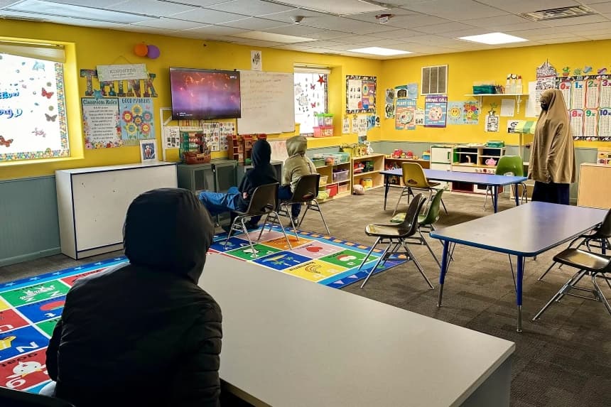 Niños viendo la televisión en el ABC Learning Center de Minneapolis, el 31 de diciembre de 2025. Desde 2022, unas 90 personas, en su mayoría somalíes, fueron acusadas de fraude. (Mark Vancleave/AP Photo)
