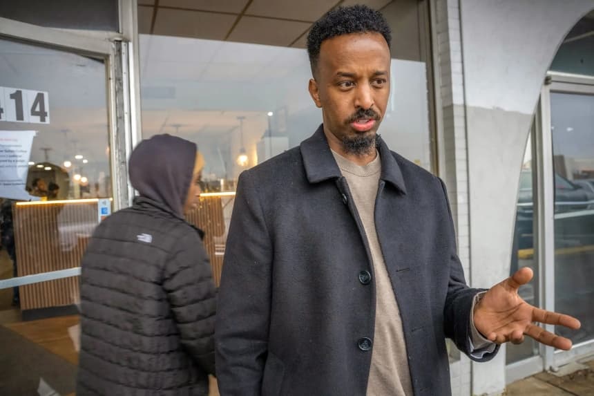 Shirwa Hosh, residente en Columbus, que llegó a Estados Unidos desde Somalia cuando era niño, frente al Safari Coffee en Columbus, Ohio, el 6 de enero de 2026. (Glenn Hartong para The Epoch Times)