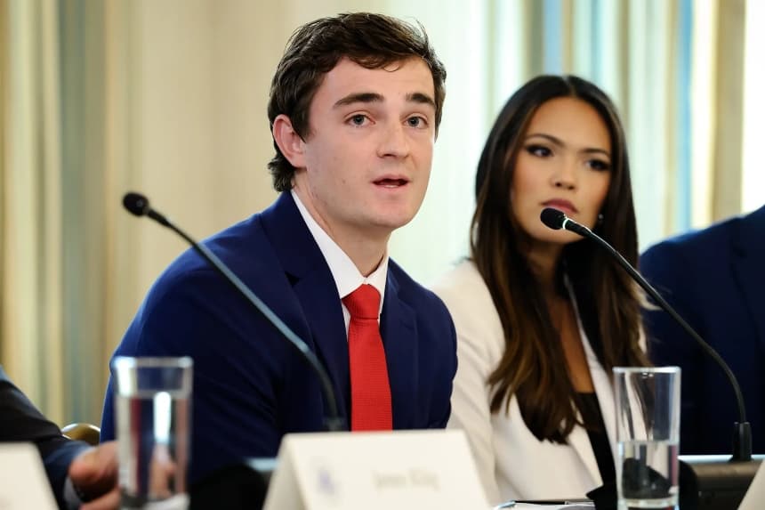 El periodista independiente Nick Shirley habla durante una mesa redonda en el Comedor de Estado de la Casa Blanca, el 8 de octubre de 2025. (Anna Moneymaker/Getty Images)