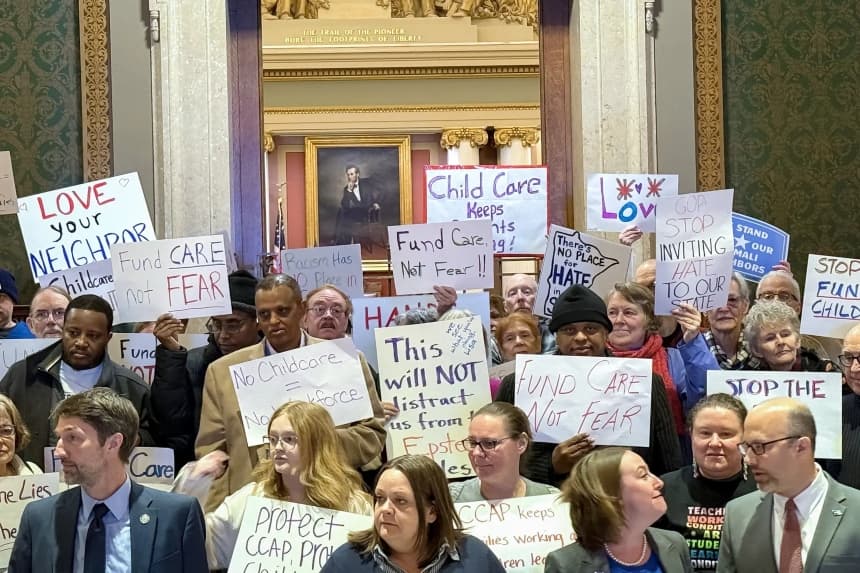La gente se reúne para una rueda de prensa en el capitolio estatal en St. Paul, Minnesota, el 31 de diciembre de 2025. (Giovanna Dell'Orto/AP Photo)