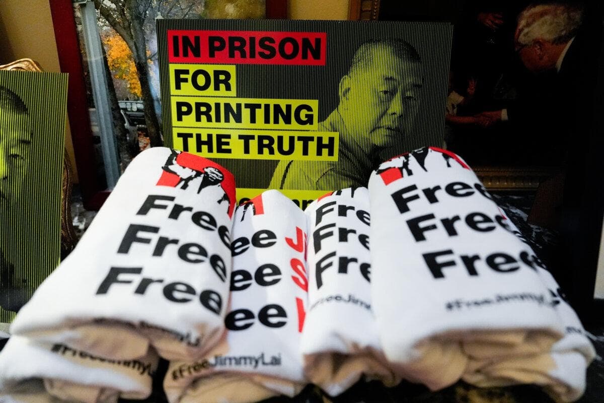 Productos en apoyo a Jimmy Lai se exhiben antes de una conferencia de prensa en Washington, el 15 de diciembre de 2025. (Julia Demaree Nikhinson /AP Photo)
