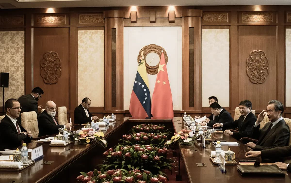 El ministro de Asuntos Exteriores chino, Wang Yi (derecha), habla durante una reunión con el ministro de Asuntos Exteriores venezolano, Jorge Arreaza (izquierda), en la Residencia Oficial de Diaoyutai, en Beijing, el 16 de enero de 2020. (Ng Han Guan-Pool/Getty Images)