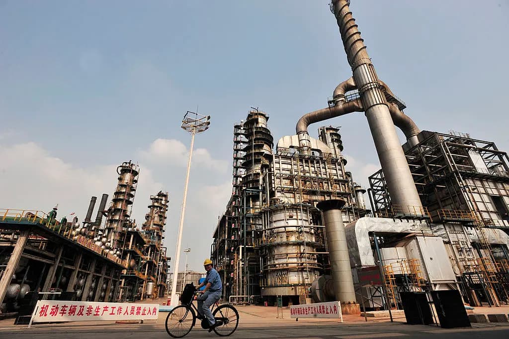 Un trabajador monta en bicicleta en una refinería de petróleo de la empresa china Sinopec en Wuhan, una ciudad de la provincia china de Hubei, el 10 de mayo de 2011. (STR/AFP/Getty Images)