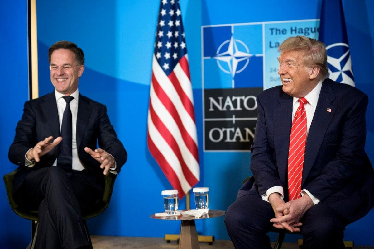 El presidente de Estados Unidos, Donald Trump (derecha), y el secretario general de la OTAN, Mark Rutte, hablan con los medios de comunicación al comienzo del segundo día de la Cumbre de la OTAN de 2025 en La Haya, Países Bajos, el 25 de junio de 2025. (Andrew Harnik/Getty Images)