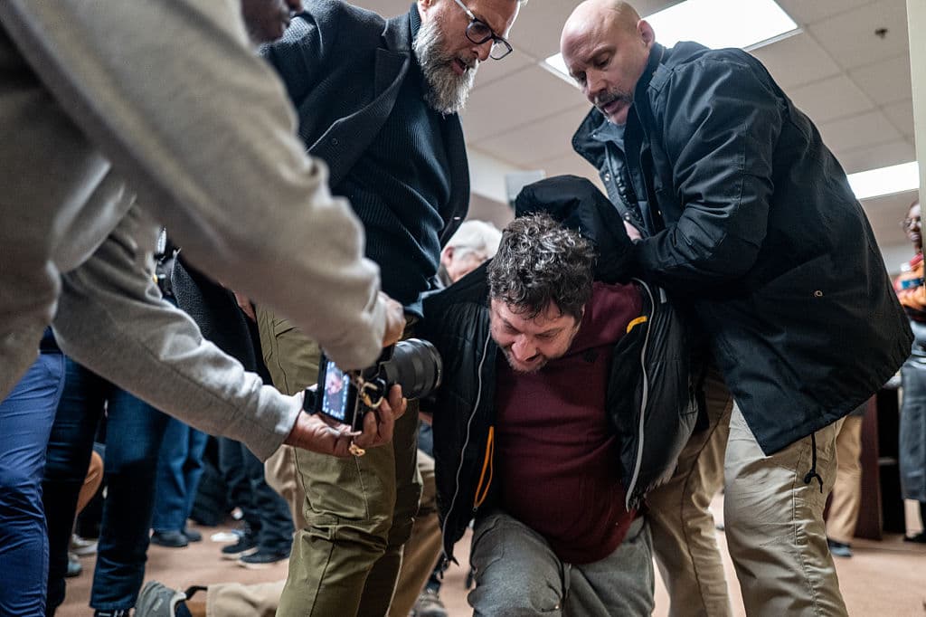 Hombre acusado de agresión por rociar vinagre de sidra de manzana a Ilhan Omar