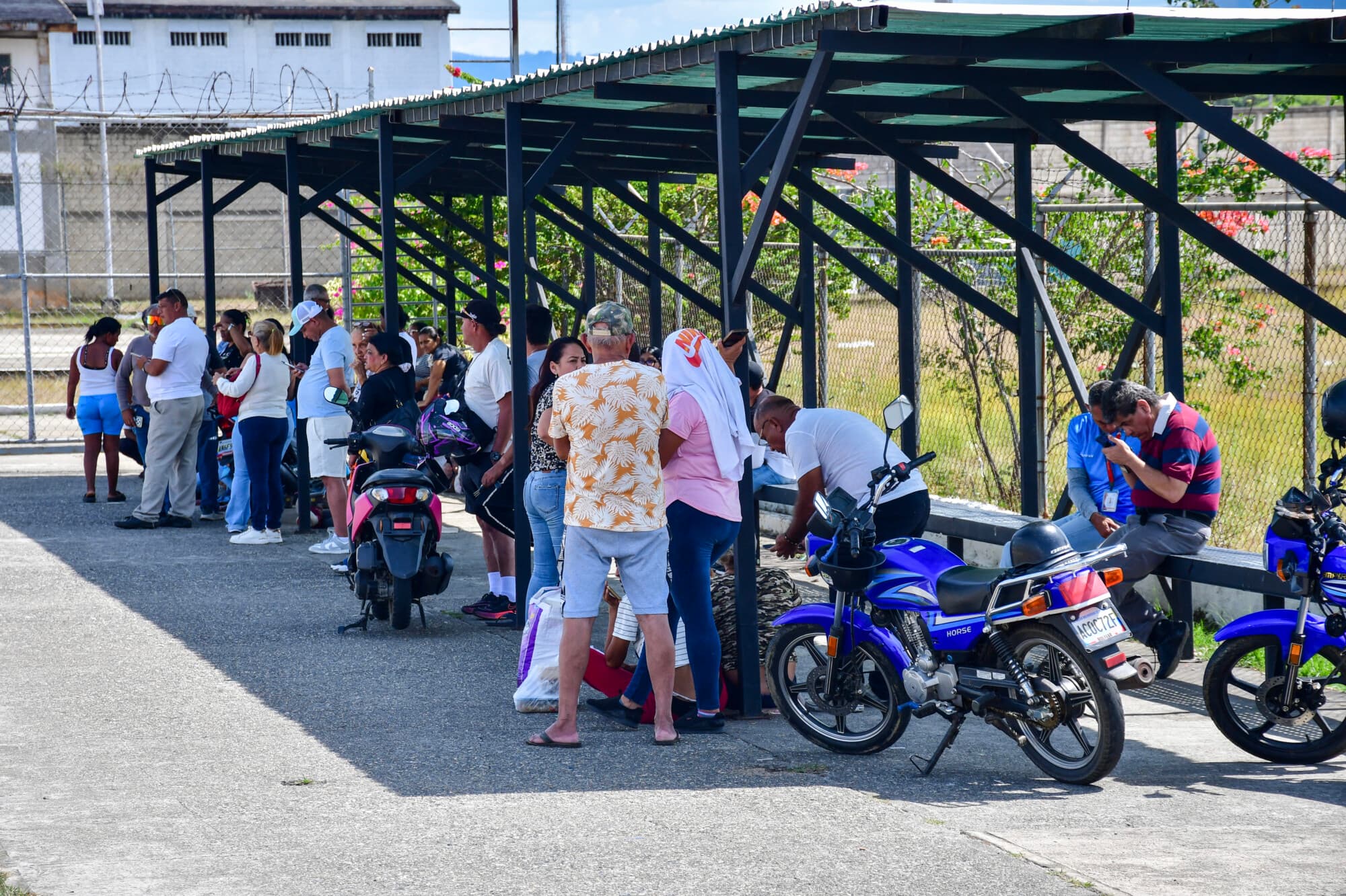 <em>Familiares de presos esperan noticias sobre la liberación de los reclusos frente a la prisión "Centro de Formación Hombre Nuevo" en Tocuyito, estado de Carabobo, Venezuela, el 25 de enero de 2026. (AFP vía Getty Images)</em>