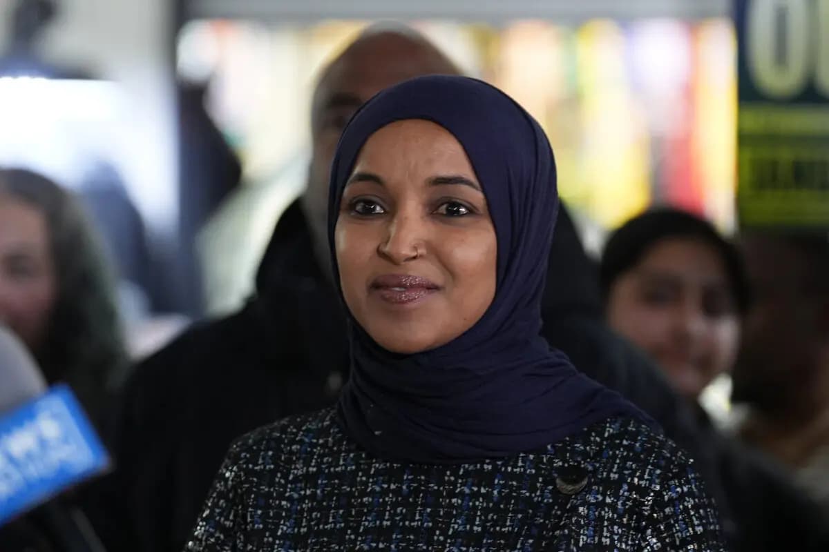 La representante Ilhan Omar (D-Minn.) de pie durante una rueda de prensa el 28 de enero de 2026 en Minneapolis. (Adam Gray/AP Photo)