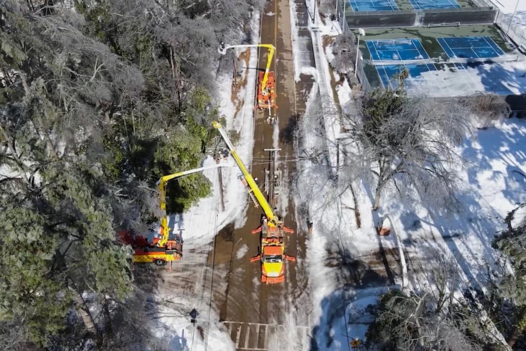 <em>Esta imagen, tomada de un video publicado por la ciudad de Oxford, Mississippi, muestra a equipos trabajando en líneas eléctricas el 27 de enero de 2026. (Ciudad de Oxford, Mississippi, vía AP)</em>