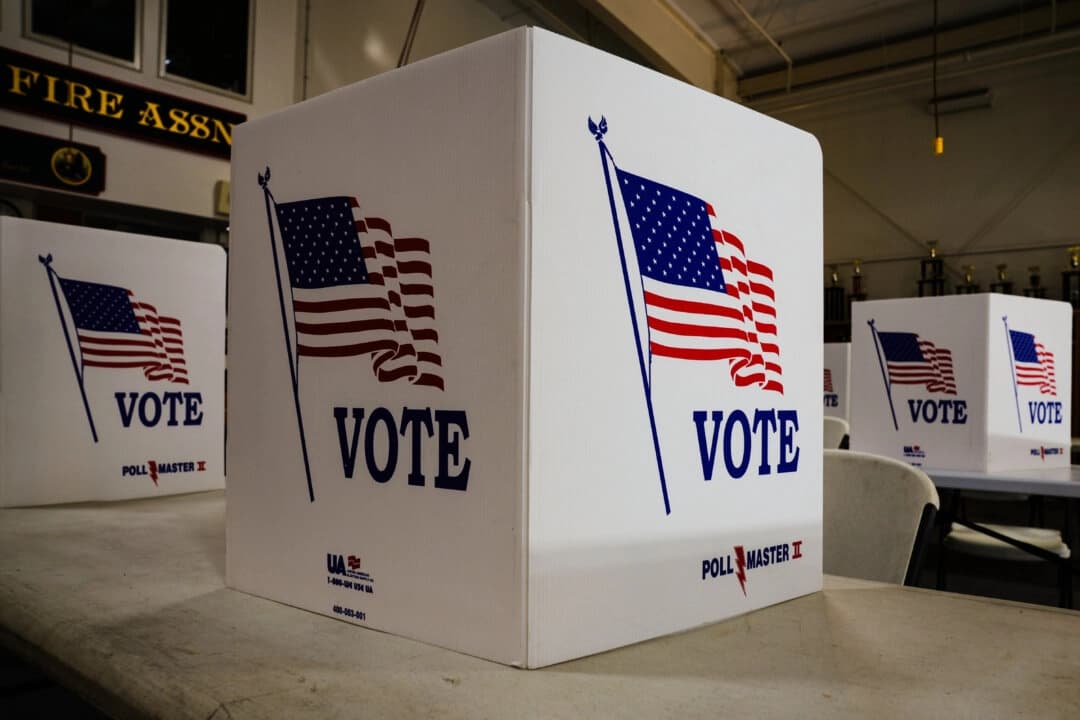 Cabinas de votación instaladas en un centro electoral de Newtown, Pensilvania, el 23 de abril de 2024. (Matt Rourke/AP Photo)