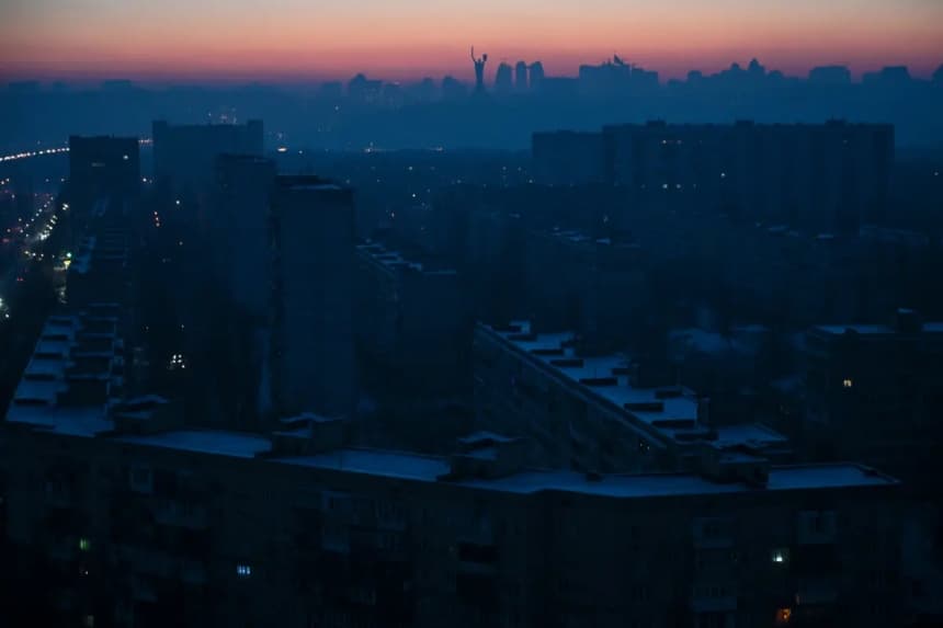 Edificios residenciales durante un corte de electricidad en Kiev, el 21 de enero de 2026. (Eugene Kotenko/AFP a través de Getty Images)