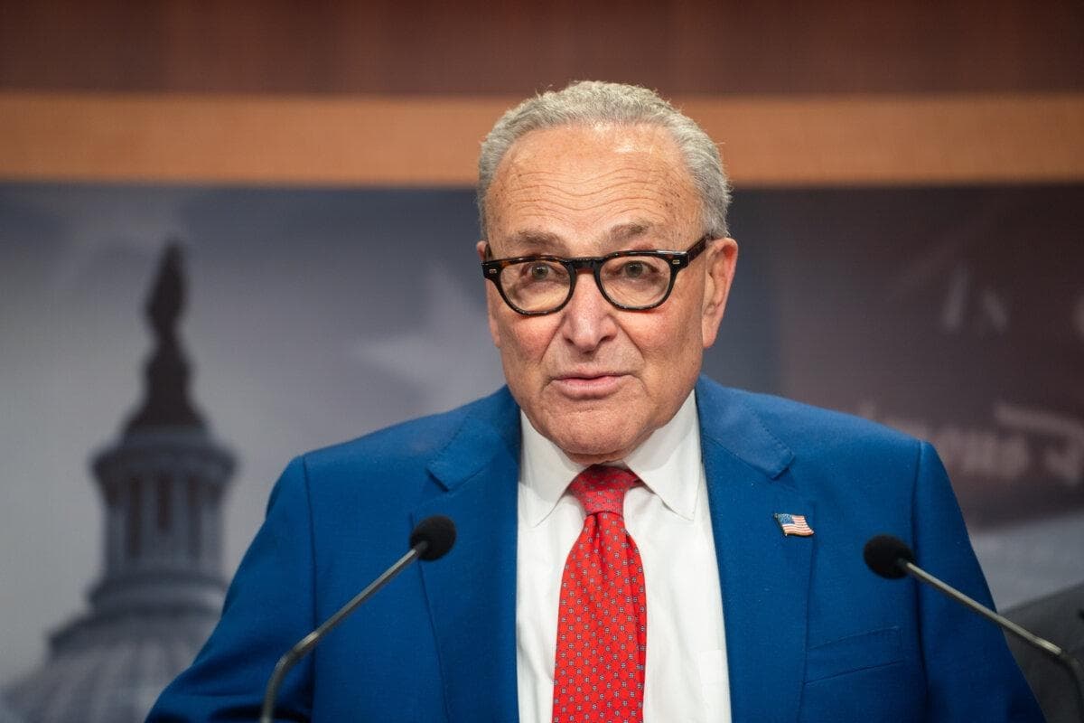 El líder de la minoría del Senado, Chuck Schumer (D-N.Y.), habla en una conferencia de prensa en el Capitolio en Washington el 14 de enero de 2025. (Madalina Kilroy/The Epoch Times)