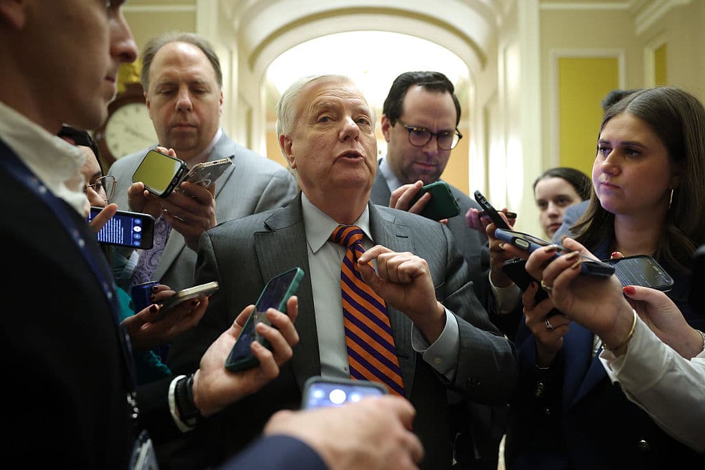 El senador estadounidense Lindsey Graham (R-SC) habla con los periodistas en el Capitolio de Estados Unidos el 29 de enero de 2026 en Washington, DC. (Kevin Dietsch/Getty Images)