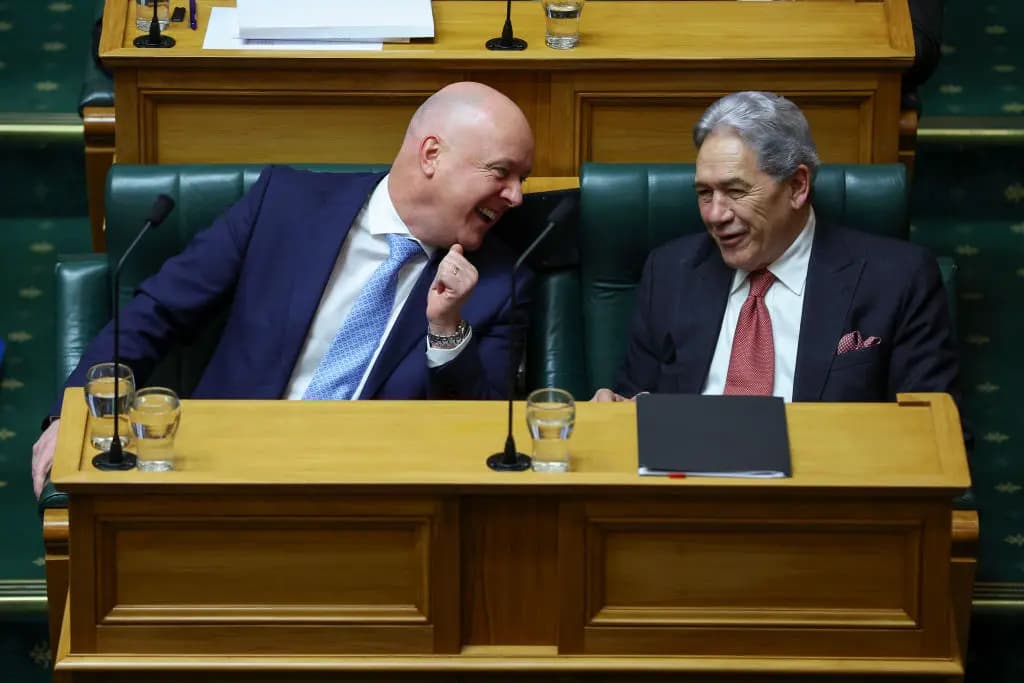 <em>El primer ministro Christopher Luxon habla con el viceprimer ministro y primer líder de Nueva Zelanda, Winston Peters, durante la jornada presupuestaria de 2024 en el Parlamento de Wellington, Nueva Zelanda, el 30 de mayo de 2024. (Hagen Hopkins/Getty Images)</em>