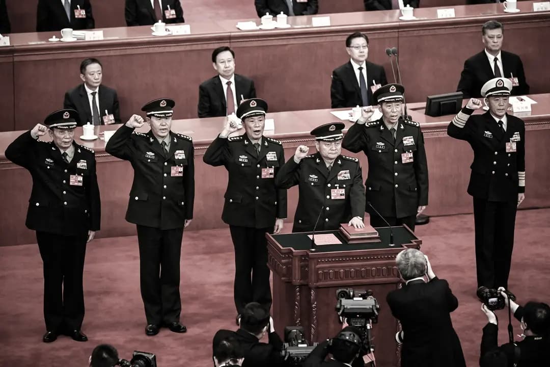 Zhang Youxia (delante) presta juramento junto con los miembros de la Comisión Militar Central tras su elección durante la cuarta sesión plenaria de la Asamblea Popular Nacional en el Gran Salón del Pueblo de Beijing el 11 de marzo de 2023. (Greg Baker/POOL/AFP a través de Getty Images)