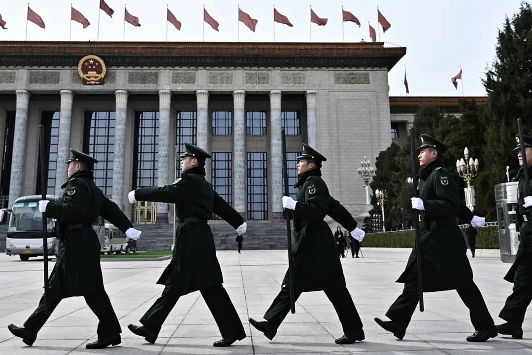 Soldados del Ejército Popular de Liberación de China frente al Gran Salón del Pueblo en Beijing, el 3 de marzo de 2025. (Pedro Pardo/AFP a través de Getty Images)