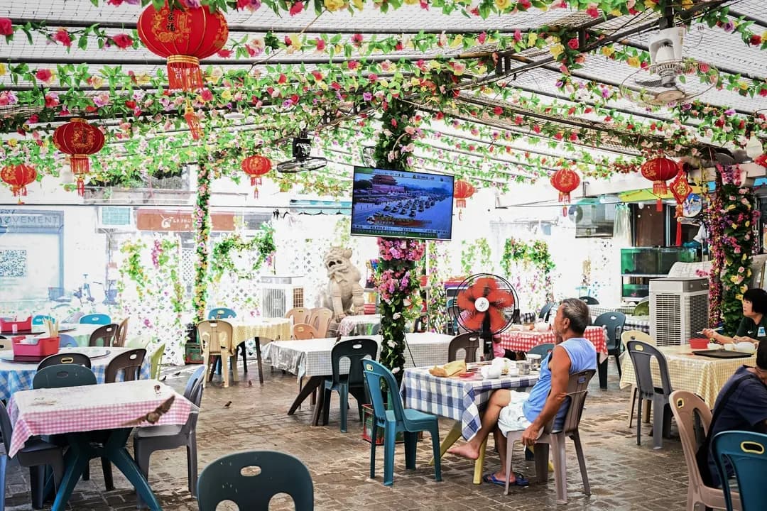 La gente ve una retransmisión televisiva del desfile militar de China en un restaurante de Hong Kong el 3 de septiembre de 2025. (Peter Parks/AFP vía Getty Images)