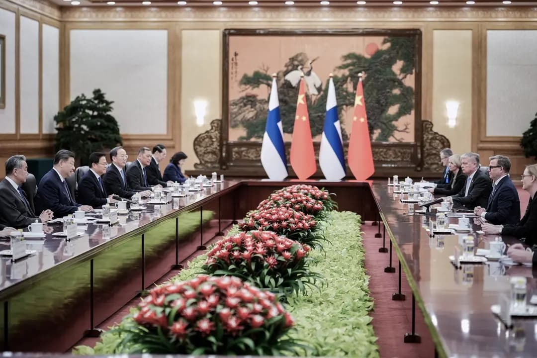 El primer ministro finlandés, Petteri Orpo (segundo por la derecha), habla con el líder chino Xi Jinping (segundo por la izquierda) durante una reunión bilateral en el Gran Salón del Pueblo en Beijing el 27 de enero de 2026. La aparición de Xi se produjo tres días después de que Zhang Youxia fuera puesta bajo investigación; no hizo ninguna mención a la situación militar. (Vincent Thian/Pool/Getty Images)