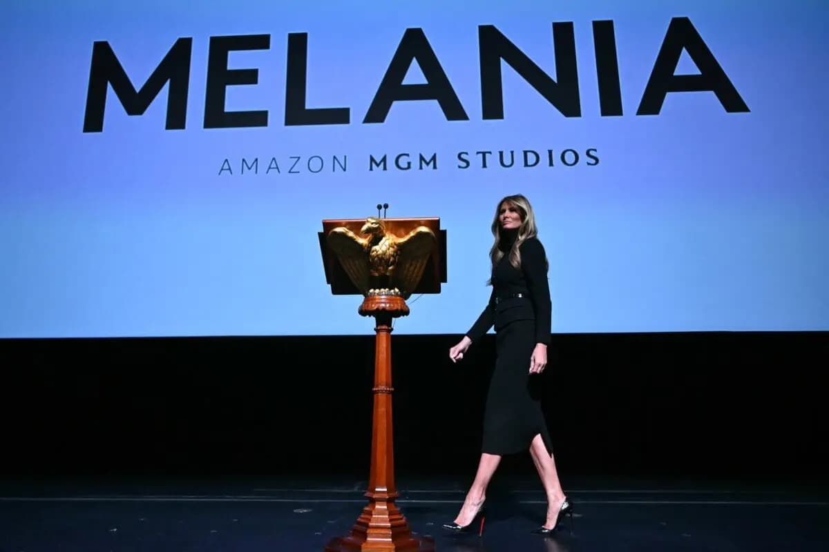 La primera dama Melania Trump se acerca al atril para hablar durante el estreno mundial de "Melania", de Amazon MGM Studios, en el Trump Kennedy Center de Washington, el 29 de enero de 2026. (Brendan Smialowski/AFP a través de Getty Images)