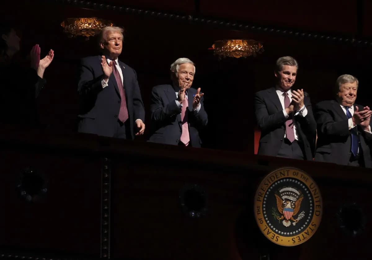 El presidente Donald Trump (izquierda) y el propietario de los New England Patriots, Robert Kraft (segundo por la izquierda), saludan a los asistentes durante la proyección del documental "Melania" en el Trump Kennedy Center de Washington el 29 de enero de 2026. (Samuel Corum/Getty Images)
