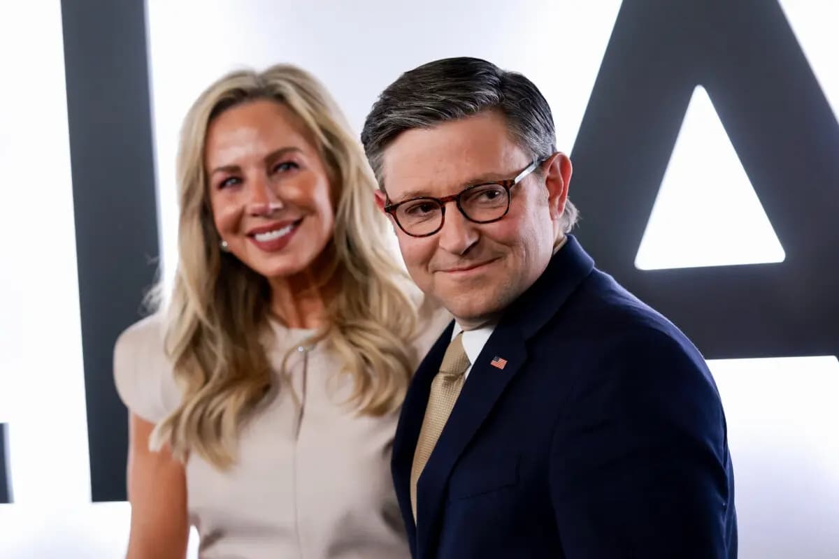 Kelly Lary y el presidente de la Cámara de Representantes, Mike Johnson (R-La.), asisten al estreno mundial de "Melania" de Amazon MGM en el Trump Kennedy Center de Washington el 29 de enero de 2026. (Dimitrios Kambouris/Getty Images)
