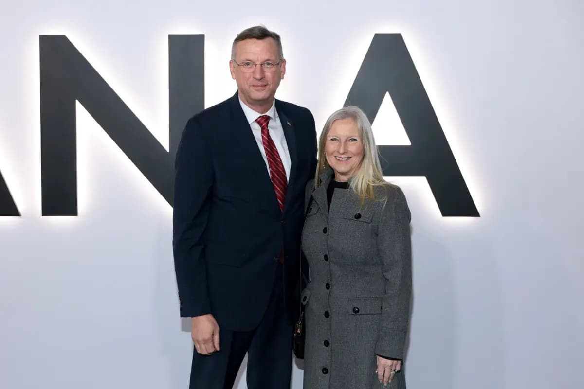 Doug Collins (izquierda) y Lisa Collins asisten al estreno mundial de "Melania" de Amazon MGM en el Trump Kennedy Center de Washington el 29 de enero de 2026. (Dimitrios Kambouris/Getty Images)