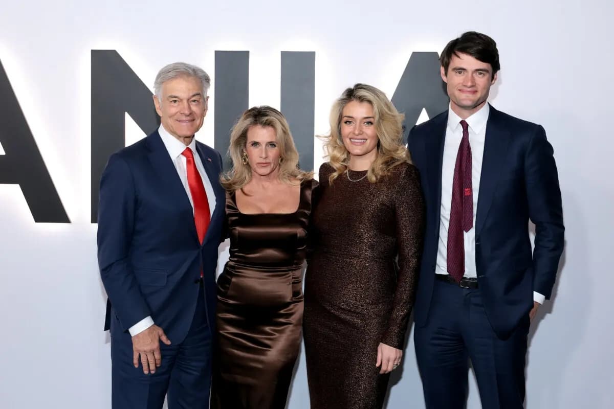 (De izquierda a derecha) Mehmet Oz, Lisa Oz, Daphne Oz y Oliver Oz asisten al estreno mundial de "Melania" de Amazon MGM en el Trump Kennedy Center de Washington el 29 de enero de 2026. (Dimitrios Kambouris/Getty Images)