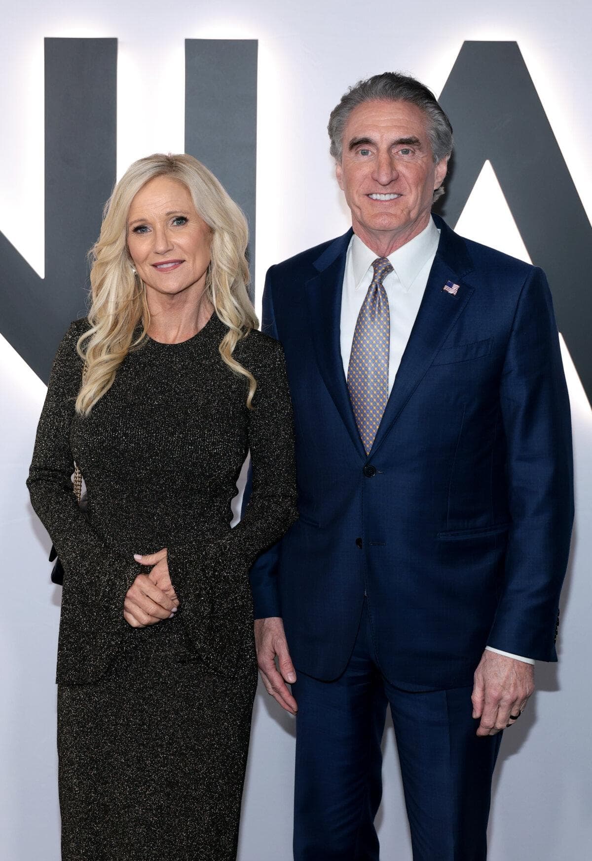 Kathryn Burgum y Doug Burgum (derecha) asisten al estreno mundial de "Melania" de Amazon MGM en el Trump Kennedy Center de Washington el 29 de enero de 2026. (Dimitrios Kambouris/Getty Images)