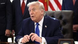 Trump dice que Irán se encuentra en "estado de colapso" y quiere que se reabra el estrecho de Ormuz