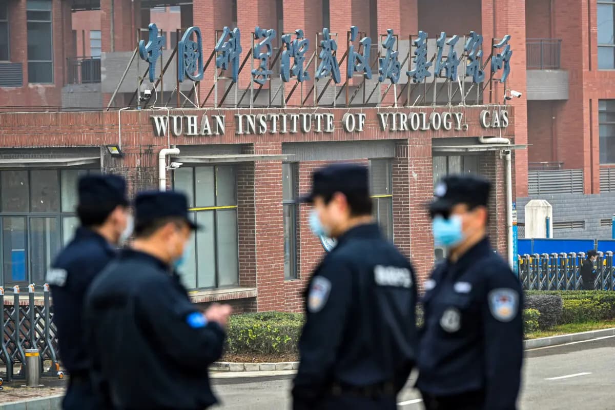 Personal de seguridad monta guardia frente al Instituto de Virología de Wuhan mientras miembros del equipo de la Organización Mundial de la Salud investigan los orígenes de la COVID-19, en Wuhan, provincia de Hubei, China, el 3 de febrero de 2021. (Héctor Retamal/AFP a través de Getty Images)