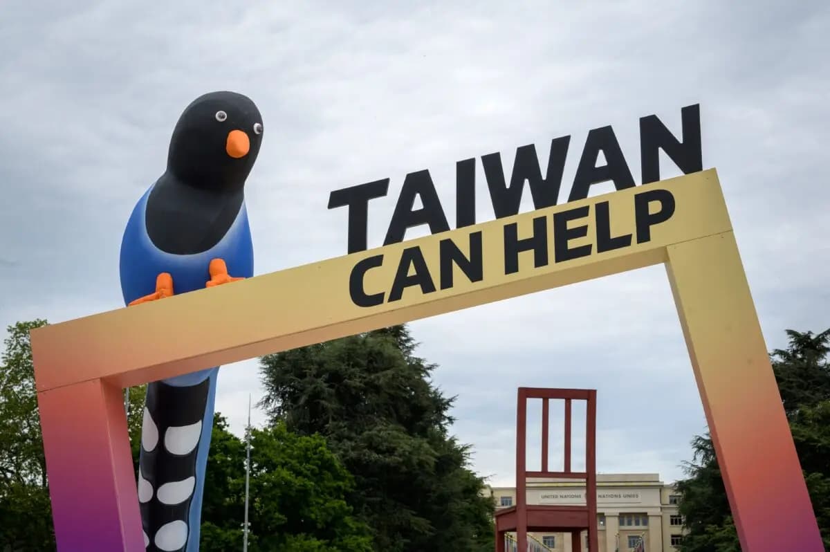 Un cartel que promueve la inclusión de Taiwán en la Organización Mundial de la Salud junto al edificio de las oficinas de las Naciones Unidas en Ginebra el día de la inauguración de la Asamblea Mundial de la Salud de la OMS, el 24 de mayo de 2021. (Fabrice Coffrini/AFP a través de Getty Images)