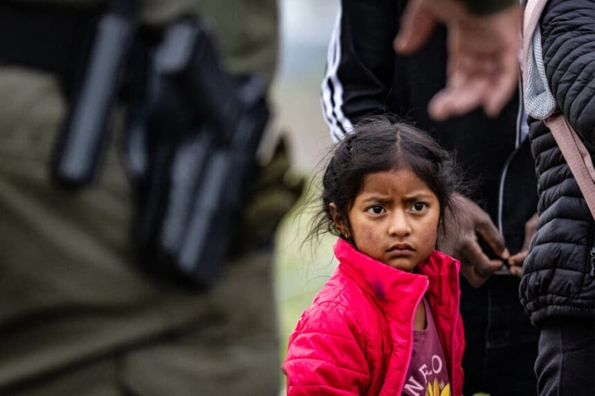 Un niño migrante espera a ser procesado por agentes de la Patrulla Fronteriza en Otay Mesa, California, el 29 de febrero de 2024. (John Fredricks/The Epoch Times)