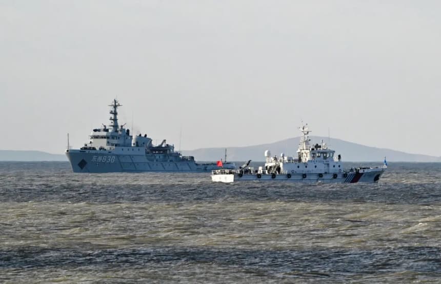 Barcos chinos patrullan mientras el Ejército Popular de Liberación realiza maniobras militares en la isla de Pingtan, el punto más cercano a Taiwán, en la provincia oriental de Fujian, China, el 30 de diciembre de 2025. (Adek Berry/AFP a través de Getty Images)