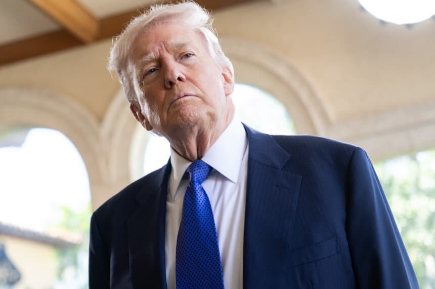 El presidente estadounidense Donald Trump habla con la prensa a su llegada a la boda de Dan Scavino, subjefe de gabinete de la Casa Blanca, y Erin Elmore, directora de Arte en Embajadas del Departamento de Estado, en Mar-a-Lago, Palm Beach, Florida, el 1 de febrero de 2026. (Foto de SAUL LOEB / AFP a través de Getty Images)