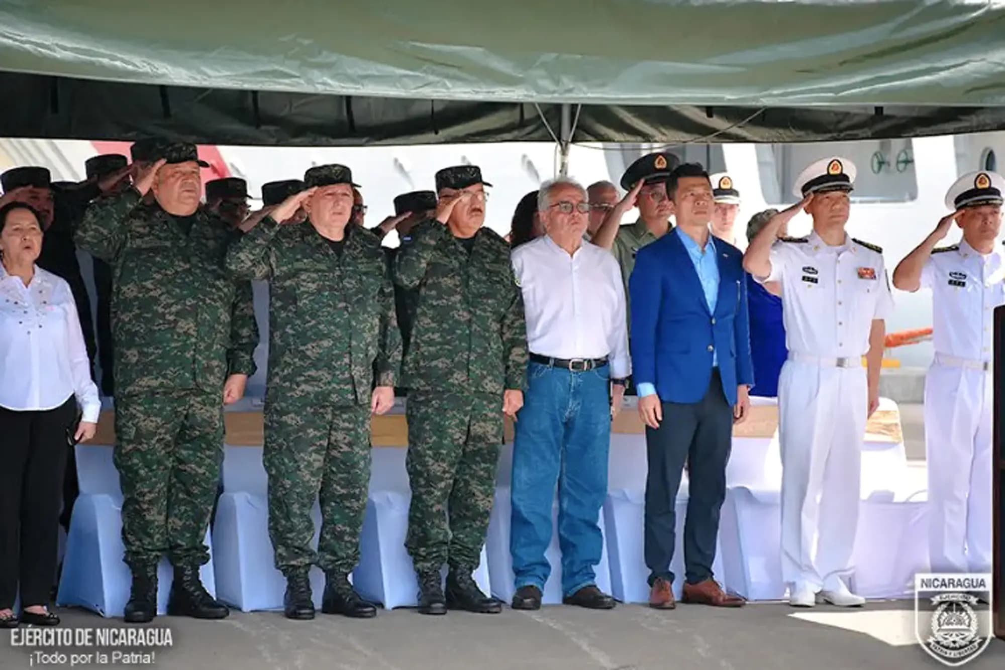 <em>Recibiemiento de la tripulación del buque hospital chino por las autoridades militares nicaragüenses el 10 de diciembre de 2025. (Ejército de Nicaragua)</em>